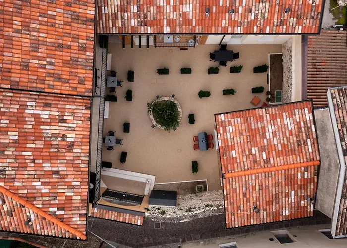 La Cort Apartments 3